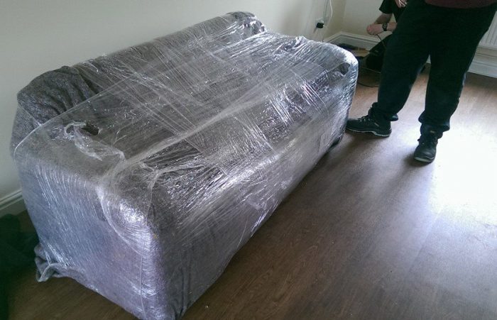Ghế sofa đã được cuốn nilon trước khi đóng gói