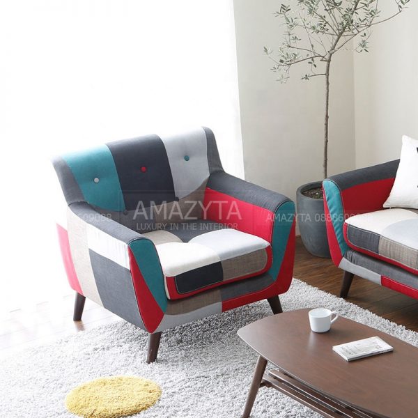 Ghế được thiết kế ghép thành từ nhiều mảnh vải màu sắc khác nhau
