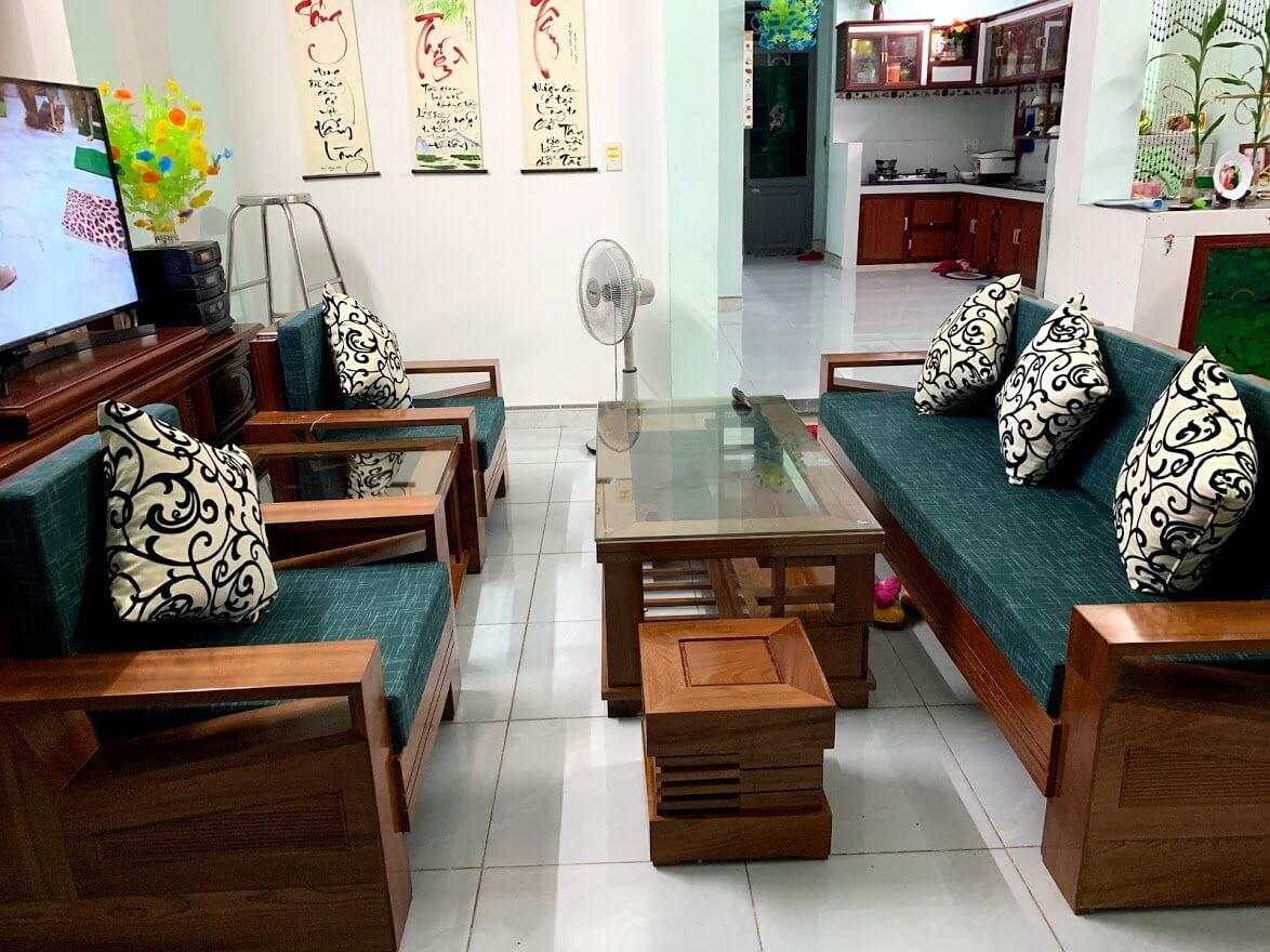 Đệm ghế gỗ phòng khách tạo sự sang trọng cho phòng khách của gia đình bạn