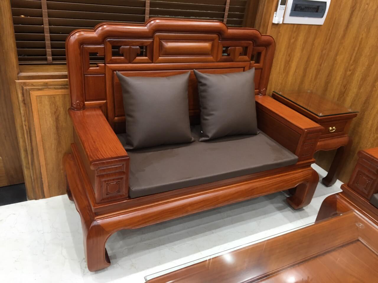 Vinaco thực hiện bọc đệm ghế nhà anh Hoan với tone màu tối