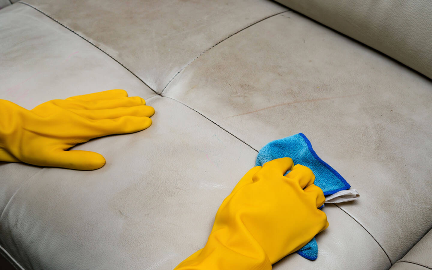 Dùng Gì Để Tẩy Vết Mực, Dầu Mỡ Trên Da Sofa? Bí Quyết Giữ Da Luôn Như Mới